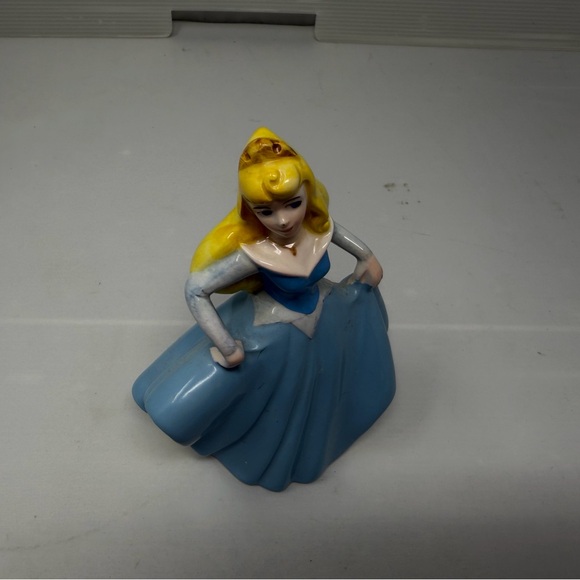 Vintage • Disney Japan • Porcelain • “Sleeping Beauty” • Aurora • Figurine - Picture 3 of 5
